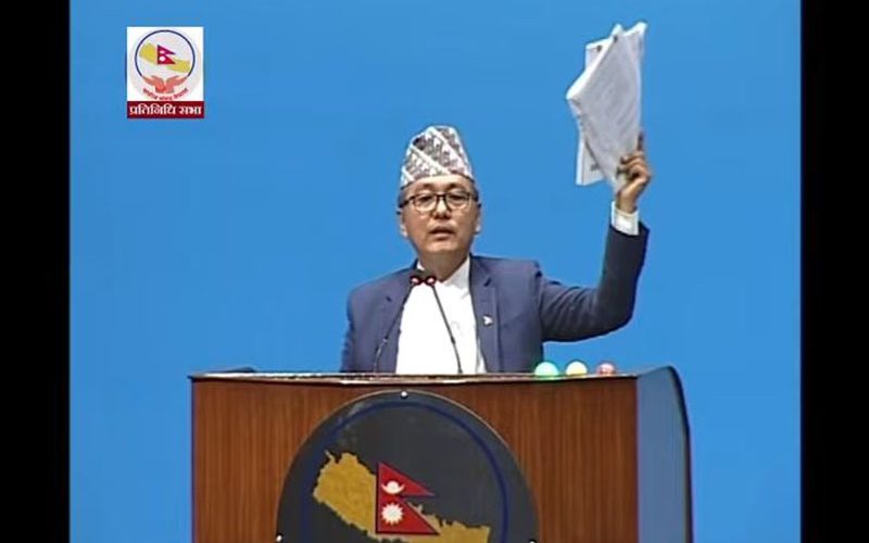राजेन्द्र लिङ्देनले रोष्ट्रममै च्याते बजेट पुस्तिका