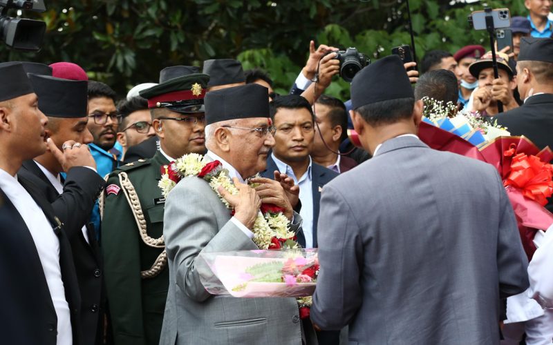 तीन वर्षपछि सिंहदरबार फर्किए ओली, यसरी गरियो स्वागत (तस्बिरहरू)