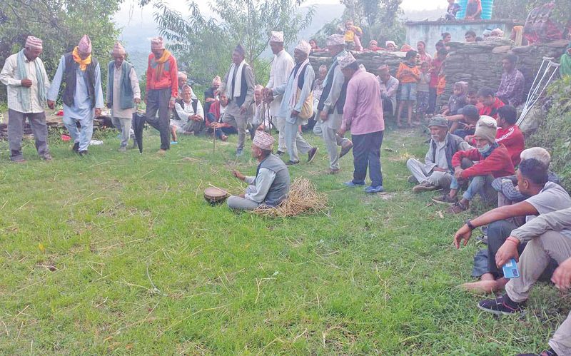 डडेल्धुरा लगायत सुदूरपश्चिम प्रदेशमा ढोल बजाउँदै मनाइयो ओल्के–बुढेली पर्व
