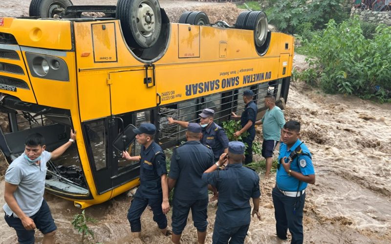 स्कूल बस खोलामा खस्यो, ११ विद्यार्थीको उद्धार