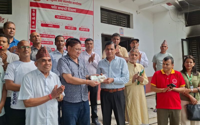 सहकारीहरूद्वारा धनगढी मालपोत कार्यालयलाई ३ लाख १५ हजार रुपैयाँ सहयोग