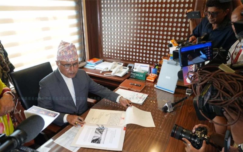 रामेश्वर खनालको आर्थिक निर्णयले ल्याउने राजनीतिक असर